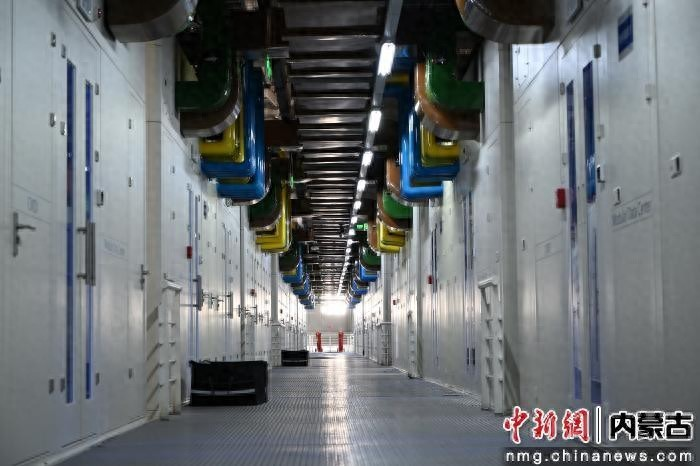 中新网内蒙古新闻10月14日电 （记者 刘文华）近日，2025年，“数智内蒙古”媒体探访活动在内蒙古自治区成功举办，记者走进位于呼和浩特市和林格尔新区，深入考察了以5G/5G-A、算力、人工智能为代表的数字技术在赋能产业升级、服务民生普惠、牢固数字底座方面的实践成效。内蒙古通信管理局统筹全区信息通信企业，积极落实“信号升格”、“宽带边疆”、“宽带林草”、“扬帆行动”等国家政策，服务“东数西算”战略，行业发展迈上新台阶。


图为中国移动呼和浩特数据中心双层双联微魔方服务器机柜矩阵。 刘文华 摄

一、网络基础设施持续夯实，发展底座更加牢固

全区信息通信行业协同发力，网络覆盖深度与广度显著提升。

5G建设规模化推进：截至2025年8月底，全区5G基站总数达9.26万个；平均每万人拥有5G基站数38.78个；行政村5G覆盖率达99.5%，工业园区5G覆盖率已达100%。

5G-A部署取得突破：内蒙古联通、移动及电信三家运营商均已完成核心网智能化升级及基站智能化改造试点，引入智能单板技术实现基站智能化升级。目前，全区已开通5G-A基站数超3000个，实现了呼和浩特主城区的基本连续覆盖及其他重点城市热点覆盖；5G-A用户峰值速率提升至3Gbps，用户体验速率较普通5G用户提升3-5倍。

边疆地区覆盖深化：三家运营商通过低频技术有效提升边疆地区网络覆盖能力。内蒙古联通则充分发挥900MHz频段优势，采用“宏微结合”与定向天线覆盖技术，系统提升边疆网络质量与服务能力，并在满洲里敖尔金新村等边境地区实现千兆网络全覆盖。内蒙古移动创新性开展700MHz8T8R超远覆盖试点，覆盖能力显著增强，有效提升了远点用户的上行下行体验速率，助力“宽带边疆”建设。内蒙古电信发挥军民频段互补优势，在边境线共建800MHz基站，共筑北疆信息安全屏障。

林区通信能力提升：积极响应“宽带林草”政策，三家运营商全力支撑内蒙古森工集团“智慧林业、数字森工”信息化能力提升服务项目，目前林区内已完成300余基站的建设与开通，标志着项目取得里程碑式的成果。基于共建共享模式，内蒙古联通与内蒙古电信通过部署便携式基站、升级高山视频监控、测试无人机巡护体系，显著增强了林区基础通信与应急保障能力。

二、算力基础设施加速构建，“东数西算”枢纽能级提升

围绕国家算力战略，自治区算力基础设施高水平布局。

数据中心建设提速：

内蒙古自治区作为“东数西算”工程的重要节点，2025年数据中心建设持续提速，中国联通呼和浩特云数据中心DC4/DC5机电项目提前竣工，为超100MW智算能力部署奠定基础，并成功上线全球首个算力高达300 PFlops的华为昇腾910C风冷超节点集群。

内蒙古移动大型单体液冷智算中心，构建了“1262”智算运维体系，保障万卡级集群高效运行。今年，建成覆盖12个盟市的“1+12”全区首个一体化XC云网，满足高安全等级政务需求。

内蒙古电信三年内新投产6栋数据中心机楼，且全部依照智算专业机楼的标准进行建造，智算能力服务全国。

跨域安全互联突破：

内蒙古联通建成算力智联网和2-5-20超低时延圈，算力智联网可直达东数西算八大节点，预计年内升级至800G。

内蒙古移动完成呼包鄂乌400G光传输系统端到端搭建，构建和林格尔-乌兰察布的2ms高速数据链路，为算力的高速高效流通夯实管道基础。

内蒙古电信开通了全国首条400G量子安全OTN智算加密专线，连接安徽合肥与内蒙古和林格尔，实现了高速、高安全的跨区域算力互联，牢固“东数西算”安全底座。

电力保障能力升级：

为承接国家级万卡算力项目，中国联通呼和浩特云数据中心在DC4、DC5上采用了华为建设的一体化电源配套及室外集装箱油机方案，使单栋楼超20MW容量。内蒙古移动上半年完成全国首个室外集装箱锂电方案试点验证，为后续超万卡集群建设锂电规模上量奠定基础。内蒙古电信第二座110KV变电站建成投产，保障了重大算力任务的落地。

三、技术应用创新活跃，千行百业赋能成效显著

5G/5G-A、AI等技术与实体经济深度融合，催生丰富应用场景。

工业制造领域：内蒙古联通为旭阳中燃部署5G专网，实现“一键炼焦”与无人驾驶，生产效率提升超10%，现场人员减少30%。内蒙古移动联合华为在华能伊敏露天矿部署5G-A3CC网络，保障超百辆无人矿卡24小时稳定作业，打造全球首个5G-A智慧露天矿。内蒙古电信携手准能集团打造亚洲最大露天煤矿无人驾驶网络，保障近百辆300吨级无人矿卡编队连续运营48个月。

民生服务领域：

云端智能生活：内蒙古联通推出“云智手机”，提供应用多开、大型游戏云端运行等功能。内蒙古移动推出“云手机”服务，实现多端接入、安全加密与AI交互。

家庭AI智能：内蒙古联通推出“智家通通”产品，提供全栈式智控与AI Agent服务，均已服务数千家庭用户。内蒙古移动发布“AI智家通”家庭智能体，集成多种硬件与AI能力。

智慧酒店体验：内蒙古联通FTTO全光方案落地艺龙酒店，实现“万兆入房间”，降低综合成本30%，提升运维效率40%。

低空与安防领域：内蒙古移动在和林格尔部署5G-A通感一体化基站，实现对低空无人机、地面车辆行人的实时感知与追踪，助力低空经济与智慧安防发展。

边缘连接领域：内蒙古联通在青城交管智慧项目中，创新使用5G RedCap方案，解决视频信号回传，并融入人工智能技术，通行效率提升20%以上。内蒙古移动联合华为推出“5G RedCap+光伏”方案试点，解决林区、草原等无电无网区域的视频监控部署难题，推动视联业务无线化、绿色化。

绿色能源领域：内蒙古三家运营商携手能源集团在自治区打造多个智慧风电厂，通过数字化技术赋能绿色能源产业发展，推动内蒙古从“算力”向“绿色算力”升级。同时，携手社区打造智慧充电平台，以绿色电力与规范管理，消除隐患、提升服务。

四、政策引领与未来展望

内蒙古通信管理局积极发挥行业引领作用，联合相关厅局印发《内蒙古5G规模化应用“扬帆”行动升级方案》，聚焦重点场景推动5G赋能升级。正值电信普遍服务实施十周年，站在新的起点，内蒙古通信管理局将继续推动信息基础设施优化升级，深化技术应用创新，助力自治区数字经济高质量发展谱写新篇章。